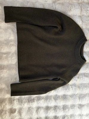 Mörkgrön stickad tröja från Wera - Vacker mörkgrön stickad tröja från Wera , så vacker, lite nopprig bara💕 