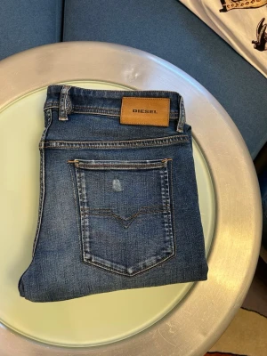 Diesel jeans  - Snygga blå jeans från Disesel jeans är i bra skick har inga defekter, schyssta slitningar. Pris kan diskuteras!