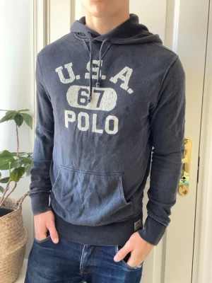 Ralph lauren hoodie  - Ralph lauren hoodie, väldigt använd, tyget är urtvättat om det inte är modellen vilket jag inte vet ! Modellen i bilderna är 180 cm 75 kg och bär Storlek S , Kom med frågor! 🌟 (Kan gå ned i pris vid köp av paket 😉) 