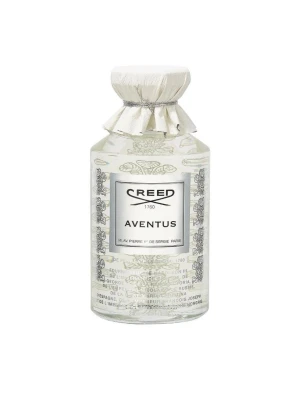 Creed Aventus EDP 240ml - Exklusiv parfymflaska från Creed, modellen Aventus. Flaskan är genomskinlig med dekorativa silverdetaljer och ett vitt tygband runt halsen. Märkets logga och namn syns tydligt på etiketten framtill. Klassisk och elegant design som sticker ut i badrumshyllan.