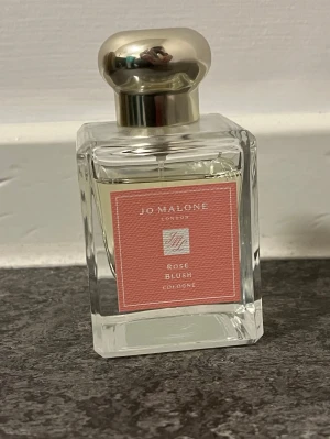 Jo Malone Rose Blush Cologne - Luktar såååå gott men behöver tyvärr rensa min parfym kollektion. Perfekt för dig som gillar fräscha och blommiga toner. 50ml men se bild 3 för att se hur mycket finns kvar. 