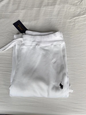 Polo Ralph Lauren Byxor  - Säljer ett par Ralph Lauren byxor som är oanvända och är köpta nya för  2000kr🔥Kvitto finns tillgängligt vid intresse om du undrar🧾                                                    Byxorna kan bli köpta till Tröjan i min profil och priset kan diskuteras vid försäljning👈🏼 Skriv vid intresse eller tankar🙌
