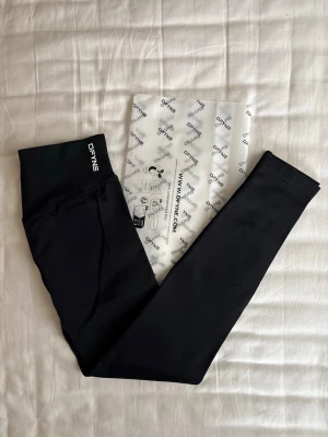 Leggings Dfyne Impact - Nya Dfyne leggings i färgen midnight black, storlek S. Säljer då dom inte passar och jag har redan köpt i en större storlek. Nypris ca 530 kr + frakt. 