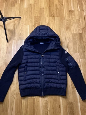 Moncler Cardigan - Hej! Säljer en moncler cardigan i färgen mörkblå, Storlek L passar mer som Medium. Skick 9,5/10 hör av er för mer info /// 