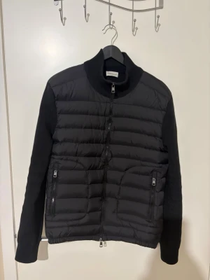 Svart cardiganjacka från Moncler - Säljer Denna moncler cardigan storlek L hör av er vid minsta fråga💯