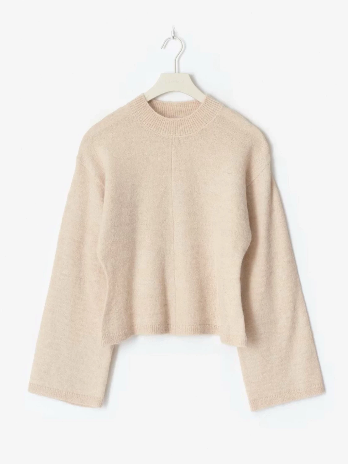 Beige stickad tröja med vida ärmar