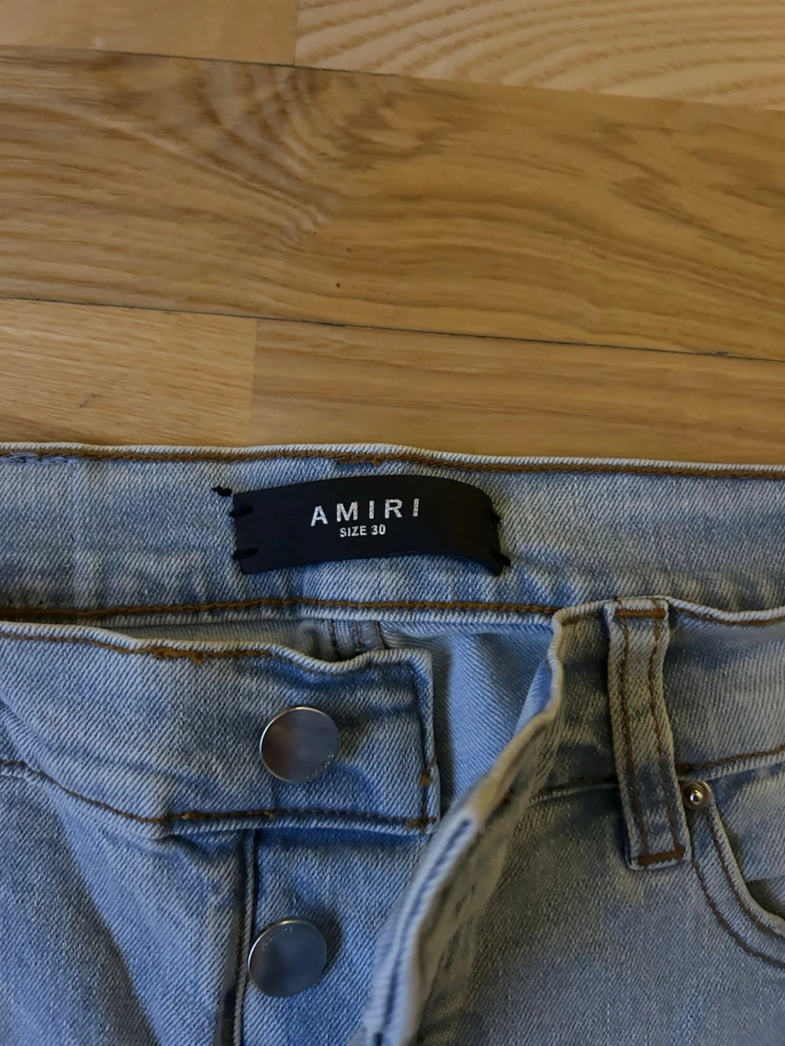 Ljusa slitna skinny jeans från Amiri  - 3