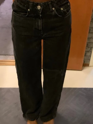 Baggy jeans  - Använt fåtal gånger. Superfina och passar perfekt! Långa också :) (jag är 1,67cm) köpta för 300kr