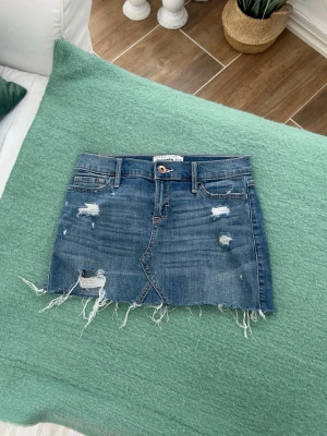 Abercrombie lågmidjade kjol - En kjol från Abercrombie i storlek 11/12, upplevs dock som en vanlig XXS. Rakt över midjemått: ca 33cm. Jag fraktar inom 24h, frakt med PostNord prioriteteras. Se liknande plagg i min profil! 