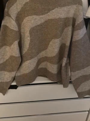 Stickad tröja  - Stickad polo tröja, Såå snygg och helt ny! Sitter jätte bra och så skönt material! I storlek M men passar S