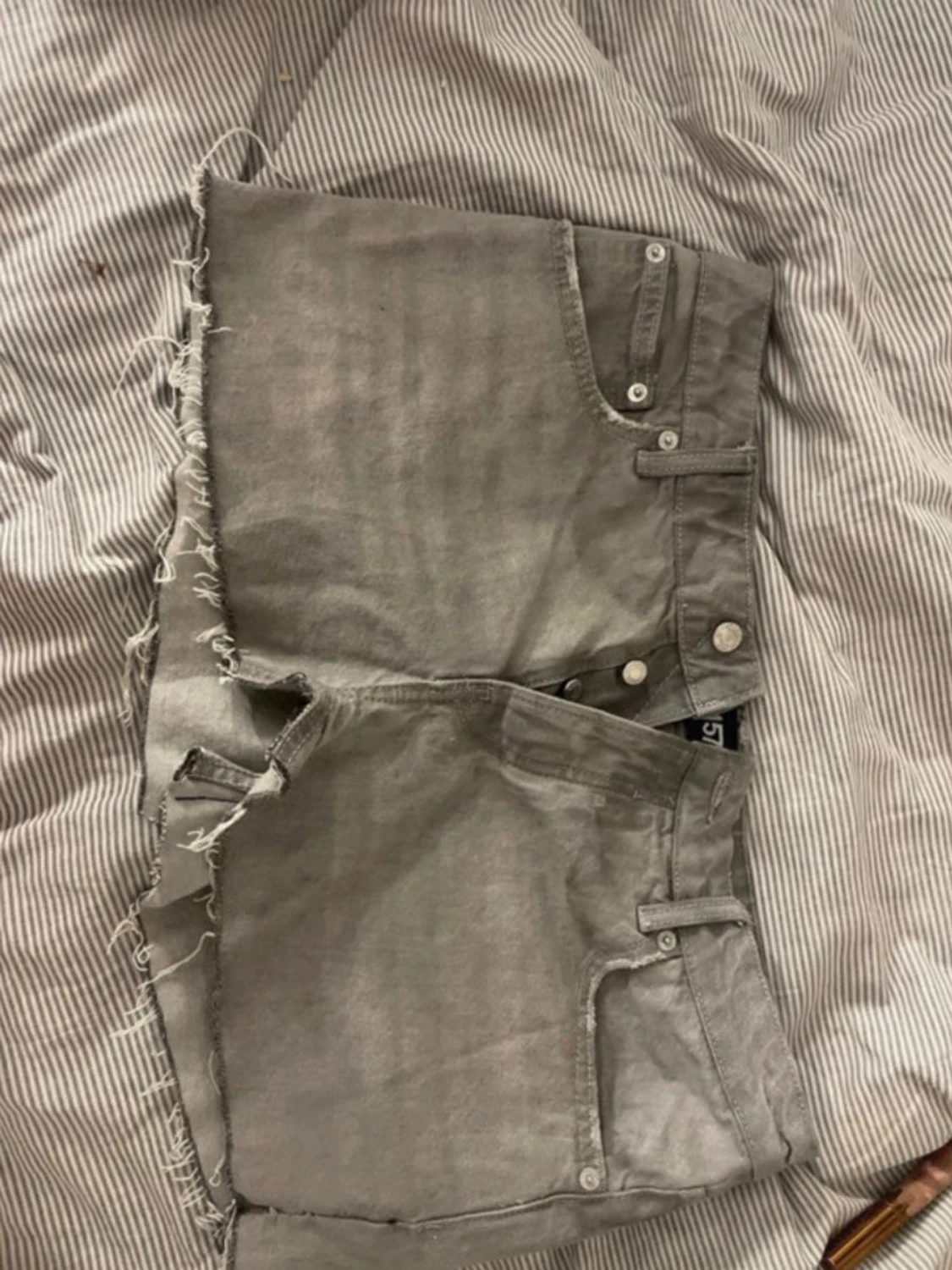 Grå denimshorts med råa kanter - 1