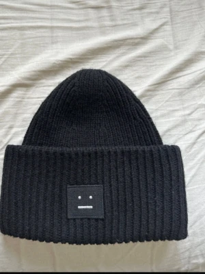 Acne mössa -  Acne mössa som är sparsamt. Använd har tyvärr inget kvitto på den men den är äkta vilket man ser på lapparna är i Onne size och är i den stora modellen så inte den som är kort. 