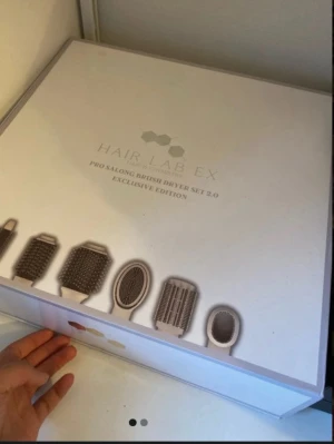 Hair Lab EX borsttorkset 2.0 - Säljer ett exklusivt borsttorkset från Hair Lab EX, Pro Salong Brush Dryer Set 2.0. Setet innehåller flera utbytbara borsthuvuden och en beige hårtork med sladd. Perfekt för styling och föning av håret hemma. Allt ligger i en snygg förvaringslåda.