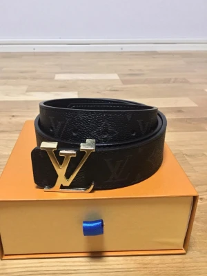 Svart bälte  - Säljer ett Superfint svart bälte för mycket bra pris jämfört med dem andra. Fråga gärna om du har frågor!