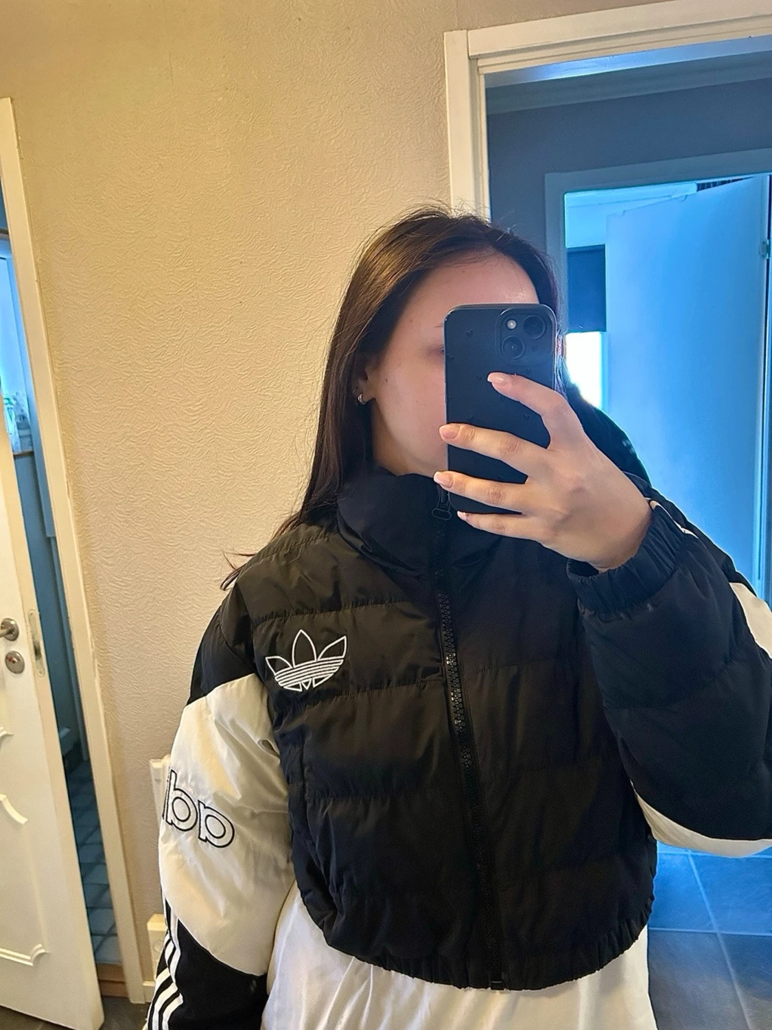 Svartvit cropped pufferjacka Adidas - 1