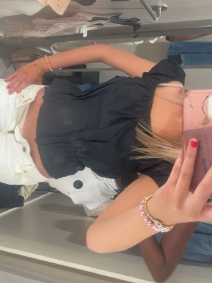 Svart topp h&m - Säljer denna jätte söta topp ifrån hm. Använd ksk 3 gånger. Inga defekter!