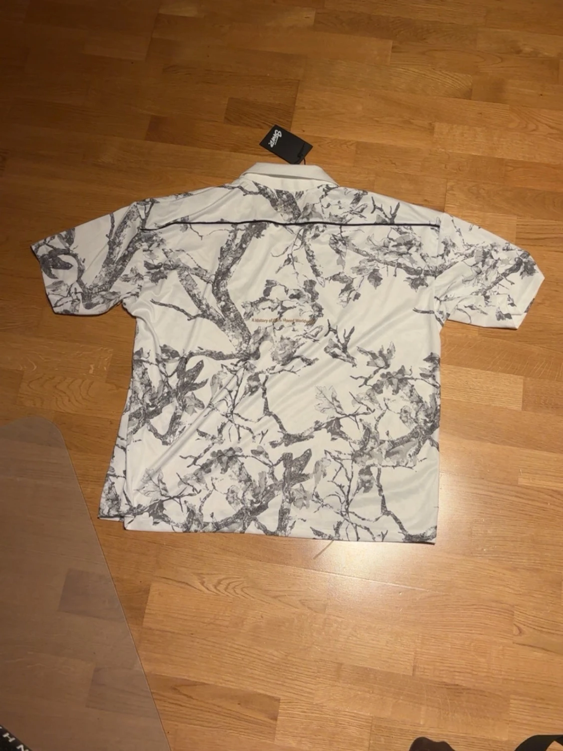 Vit och grå mönstrad STWD t-shirt - 1