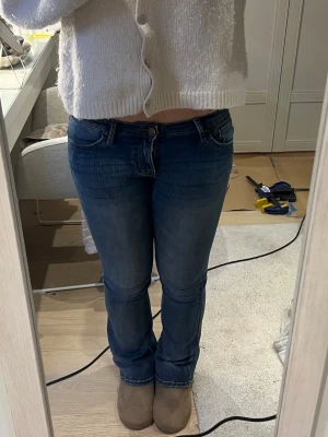 Mörkblå bootcut jeans - skit snygg bootcut jeans! se sista bild då de har ett litet hål mellan benen men inget som syns vid användning 💓💓skriv för fler bilder eller frågor!