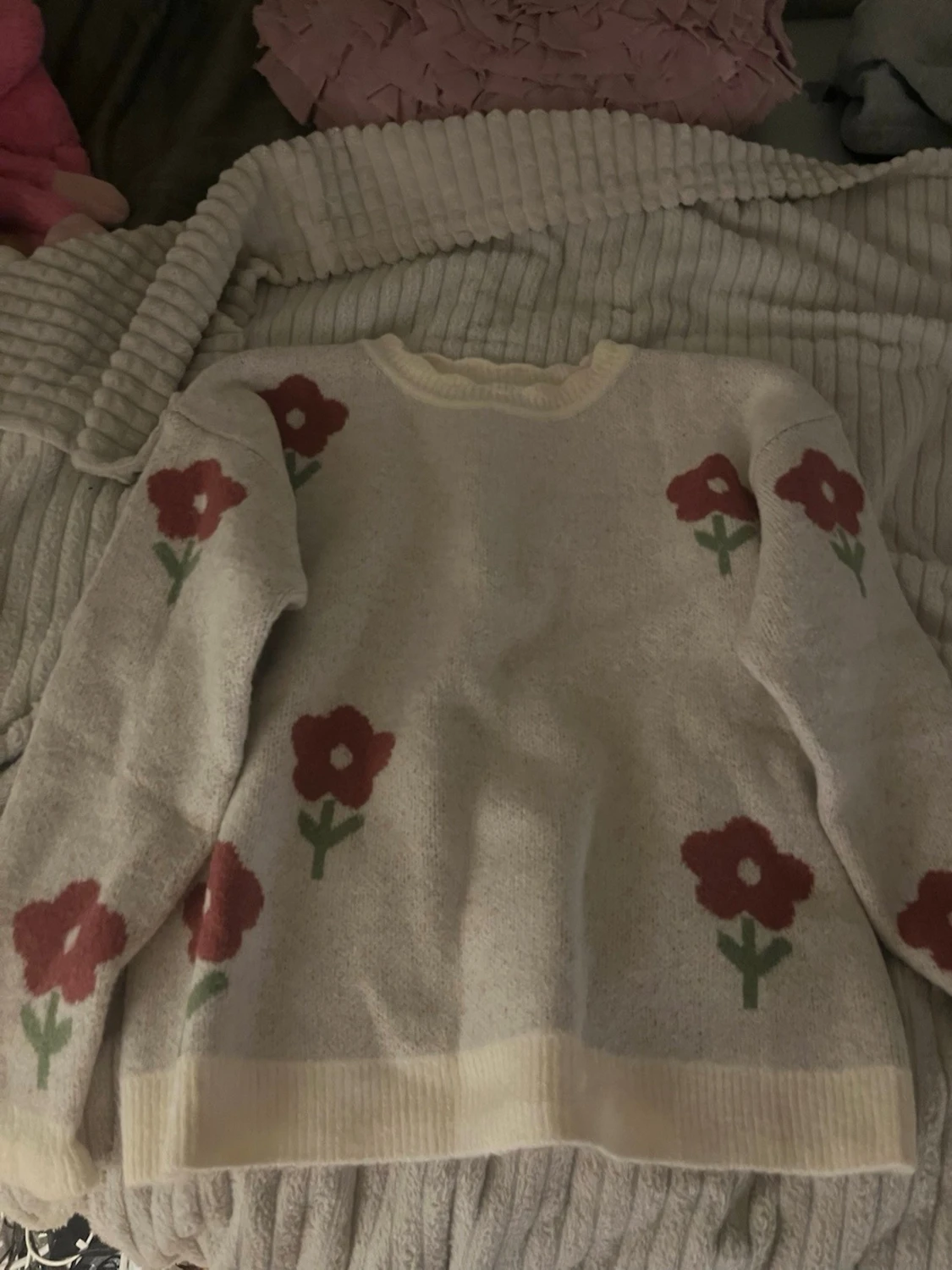 Stickad tröjan med blommor