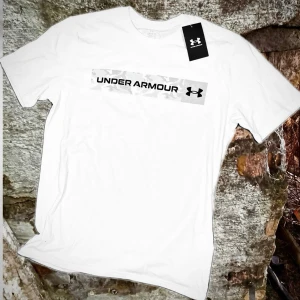 T-shirt från Under Armour! - Vit T-shirt från Under Armour i storlek M. Ny med lappar.