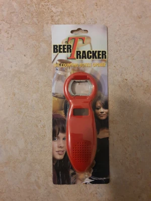 Beer Tracker kapsylöppnare med räknare - En röd kapsylöppnare i plast och metall som räknar hur många flaskor du öppnat. Perfekt för att hålla koll på antalet under kvällen. Kan nollställas för ny omgång. Smidig och rolig pryl till festen eller hemmakvällen. Köpt ifrån cdon