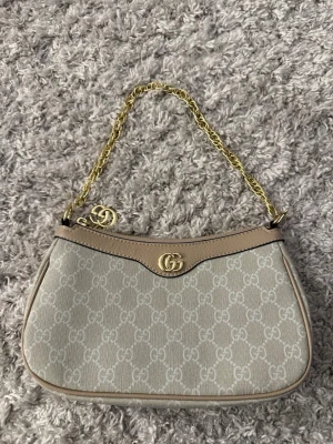 Gucci Väska - Säljer pga att den inte kommer till användning. 
