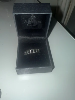 Fyra ringar  - Säljer fyra snygga ringar. Två av dom är silverfärgade ringar med kedjedesign och den tredje är en har ovkså kedjedesign fast med diamanter. Fjärde ringen har ett par diamanter på med. Perfekta accessoarer för att lyfta din stil. Vet inte vart dom är köpta 