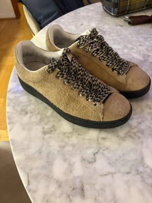 Lanvin Lite Curb - Säljer ett par as feta Lanvin Lite Curb skor i en snygg beige färg. Denna modellen får dig verkligen att sticka ut och är ett exklusivt alternativ till en schysst sko. Nypris: 5000kr. Hör av er om ni har några frågor!