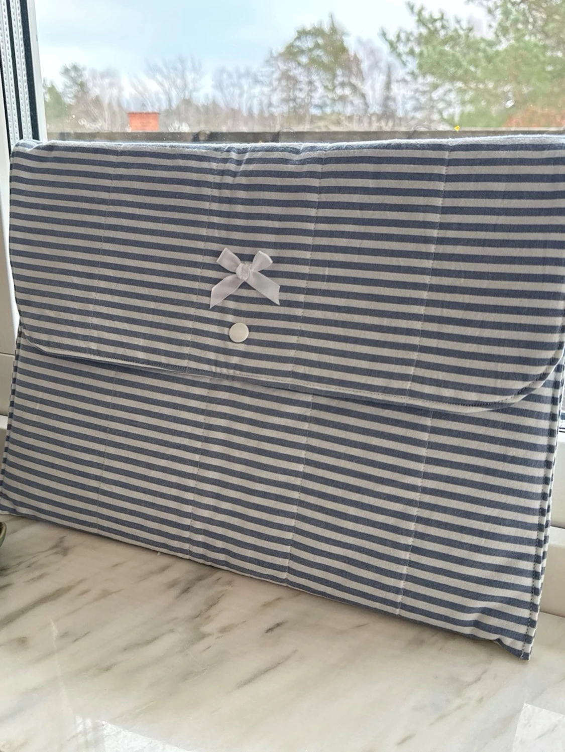 Blårandig datorväska med rosett - 1