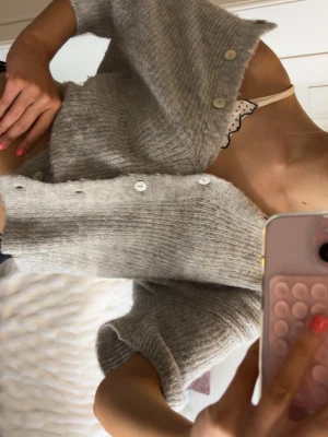 grå kofta - mysig grå kofta som går att styla på massa olika sätt! använd fåtal gånger och i mycket bra skick💕