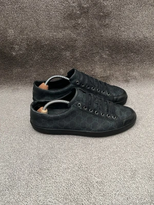 Gucci skor monogram  - Hej! Säljer dessa feta Gucci skor i svart och grått monogram mönster med svarta läder detaljer! Skorna i helhet är i ett gott skick men innersulorna är slitna och bör bytas ut om man tycker att dom påverkar användningen. Storleken är uk 10 vilket passar bra på dig som bär 44-45. Nypriset ligger på runt 8000kr! Jag står självklart för att skorna är autentiska, (olagligt att sälja märkeskopior). Skriv vid minsta intresse! Mvh DS ♦️