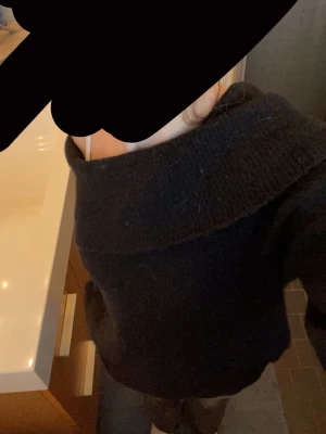 Svart off shoulder stickad tröja - Mysig svart stickad tröja med bred off shoulder-krage. Tröjan har en avslappnad passform och långa ärmar, perfekt för lager på lager. Passar till både jeans och kjol för en trendig look. Säljer för att den används inte. Jättefin till vad som helst kan vara några jeans eller en fin kjol. Passar till alla tillfällen❣️