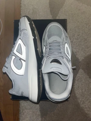 CD skor - Helt nya cd skor lite smutsiga under skorna för att jag använd dom 1 gång går o ta bort med tvättlap säljs pga för stora för mig 