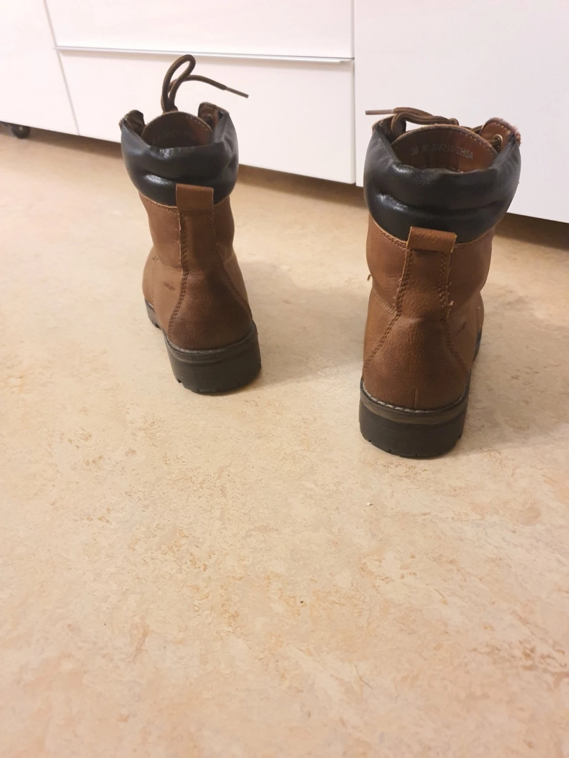 Bruna snörade kängor med svart detalj - 3