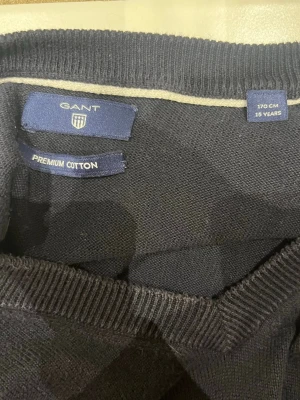 Mörkblå V-ringad tröja från GANT - Tjenare säljer nu min gant tröja med V-neck är använd i tre månder och jag är sugen på något nytt så därför säljer jag denna. Den är i premium cotton och storlek 170 CM 15 years 