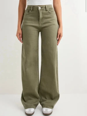 Olivgröna wide jeans - Snygga olivgröna jeans, använda en gång.