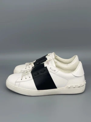 Valentino Open Skor | 42 - Valentino Open Skor i grymt skick! Storlek 42 men passar även större. Nypris: 7000kr. Självklart äkta! Hör av er vid funderingar 🙌