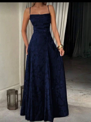 Balklänning Mörkblå - BARA TESTAD!! Orkar inte skicka tillbaka. JÄTTEFIN BALKLÄNNING!! Köpt för: 350kr  Mitt pris:299kr Finns även på babyboo i mörkröd. Lite lång för mig som är 160 cm men med klackar blir den bra.