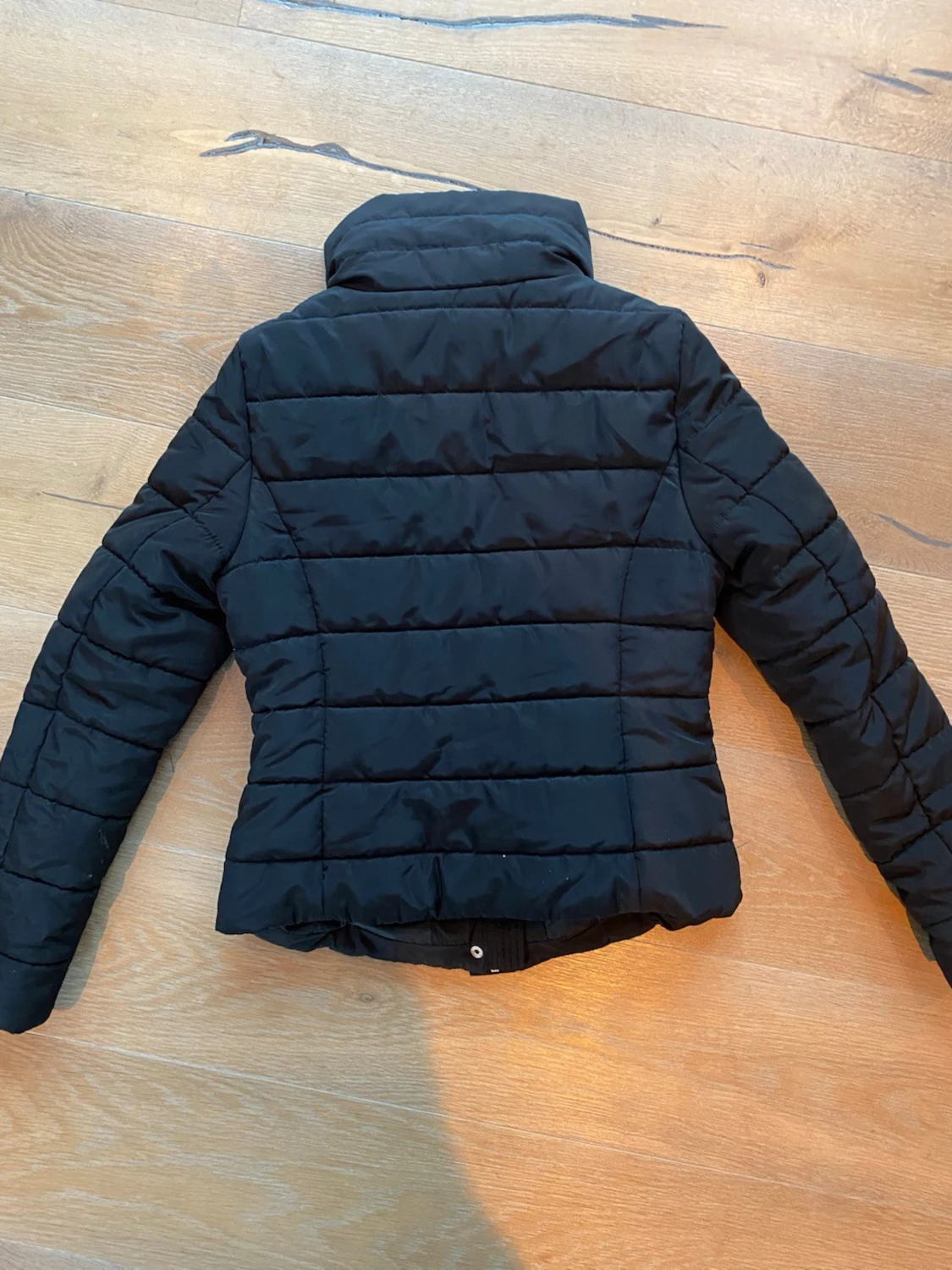 Svart pufferjacka med dragkedjor - 1