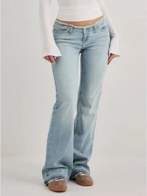 Nelly - Trendiga Nelly jeans som jag säljer pga att de är för stora för mig. Har sytt upp lite där nere då de är väldigt långa men det är bara en eller 2 cm. KAN BYTAS MOT ETT PAR LIKA DANA 34!!!!