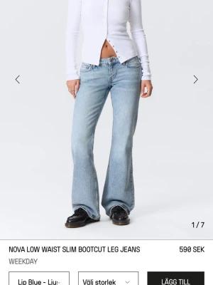 Bootcut jeans i ljusblå denim Weekday - Säljer ett par trendiga bootcut jeans från Weekday i ljusblå tvätt. Modellen har låg midja, slim passform upptill och utsvängda ben.  Har dock lite slitningar i slutet av jeansen, men inget man tänker på när de är på! Jätte snygga!🥰🥰