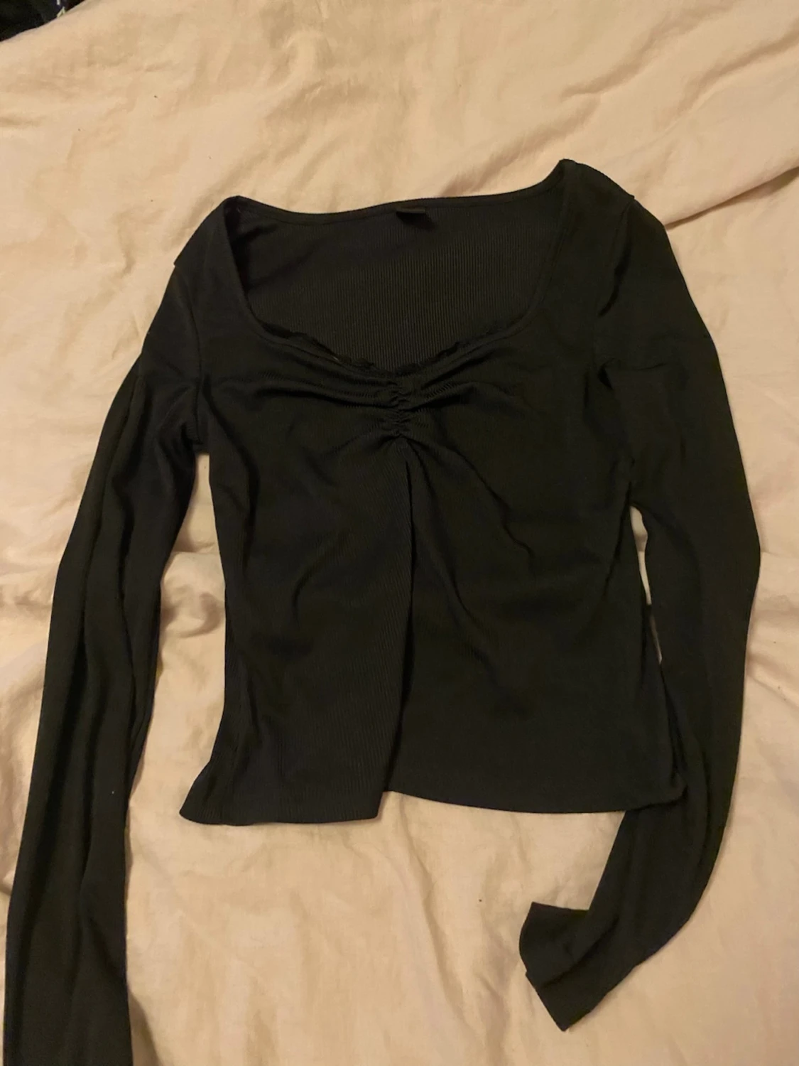 Svart croppad långärmad topp