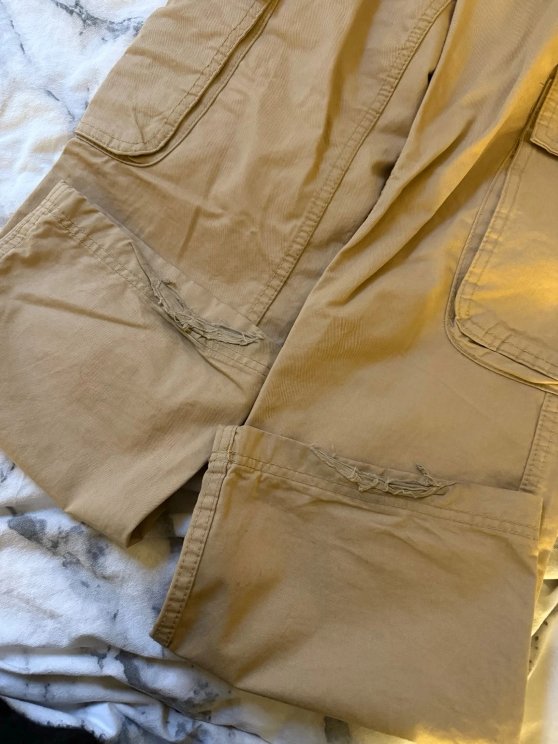 Beiga cargobyxor med stora fickor - 1