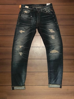 Selvedge Replay Jeans LIMITED EDITION - Helt oanvända och nya Limited edition Replay Selvedge jeans från Maestro denim kollektionen. Temar style med en slim-straight passform. Storlek 32/32. 100% 14oz bomull rå greencast denim så dem sitter lite tajtare i början, men formar sig efterkroppen vid användning och utvecklar ännu sjukare fades. Pris kan diskuteras. Nypris på 4000kr.