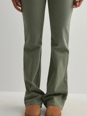 Gröna lågmidjade Nelly jeans  - Gröna lågmidjade bootcut jeans från Nelly i storlek 34. Jeansen är använda en gång och har inte några defekter💗💗