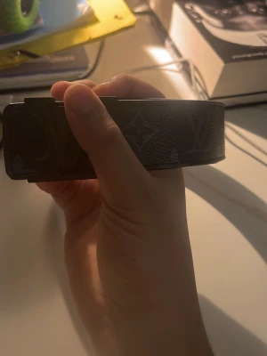 Full svart bälte  - Säljer den full svarta bälte. Har olika modeller och färger. Kontakta mig för mer information och bild. 