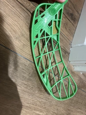 Innebandyblad - Gate blad från oxdog i plasten Mbc (PP) sprillans nytt super minimalt använt hemma på mina plastplattor ute. Säljaren står ej för någon slags kompensation om bladet skulle gå sönder efter köpet.