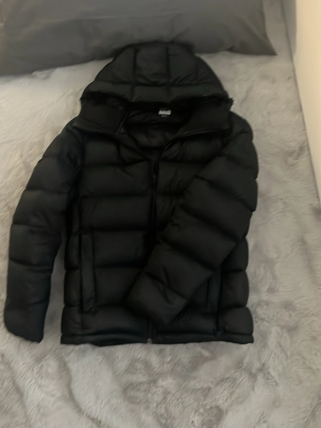 Svart pufferjacka med huva - 1