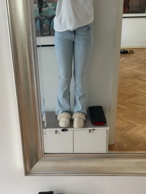 Ljusblå bootcut jeans - Säljer ett par ljusblå bootcut jeans, normal/låg midja. 