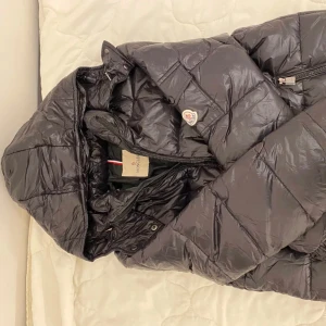 Moncler Maya - Säljer min helt nya Moncler Maya (storlek 2) eftersom jag vill ha en annan modell. NFC och scanner funkar. Taggen sitter kvar. Inga defekter. Kontakta mig för frågor i DM!